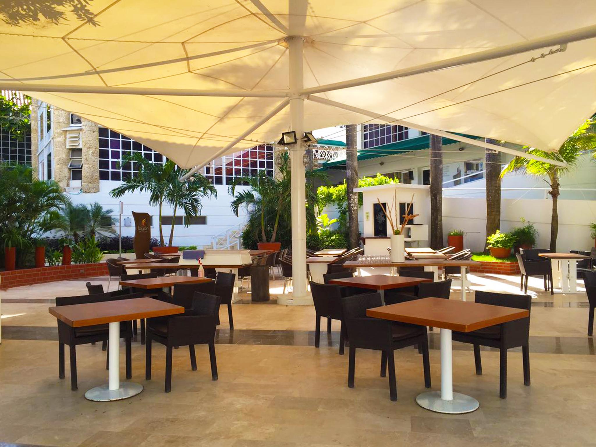Hotel Las Americas Casa De Playa Cartagena Εξωτερικό φωτογραφία The patio at the hotel