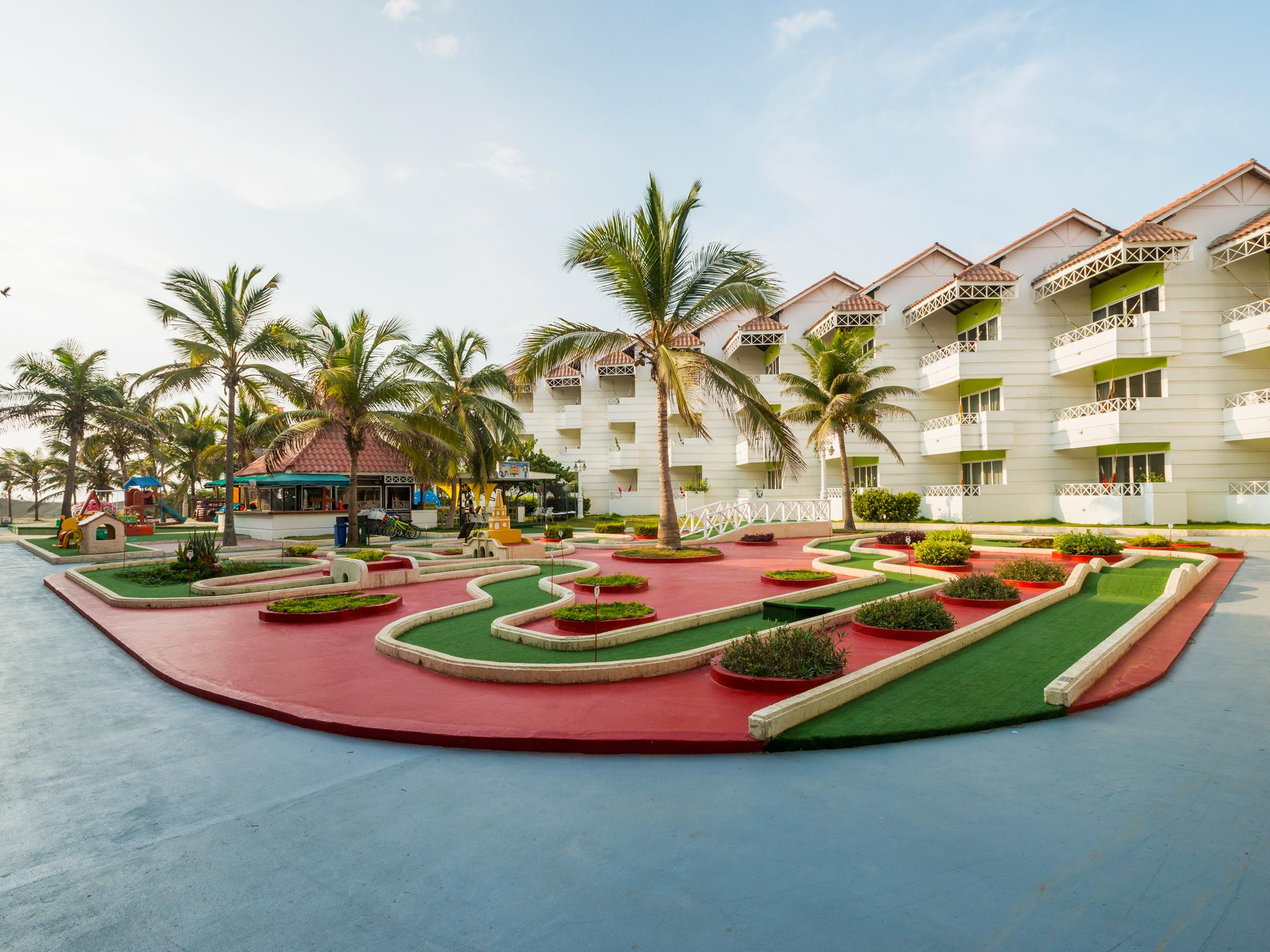 Hotel Las Americas Casa De Playa Cartagena Εξωτερικό φωτογραφία Miniature golf at the Royal Palm Beach Hotel