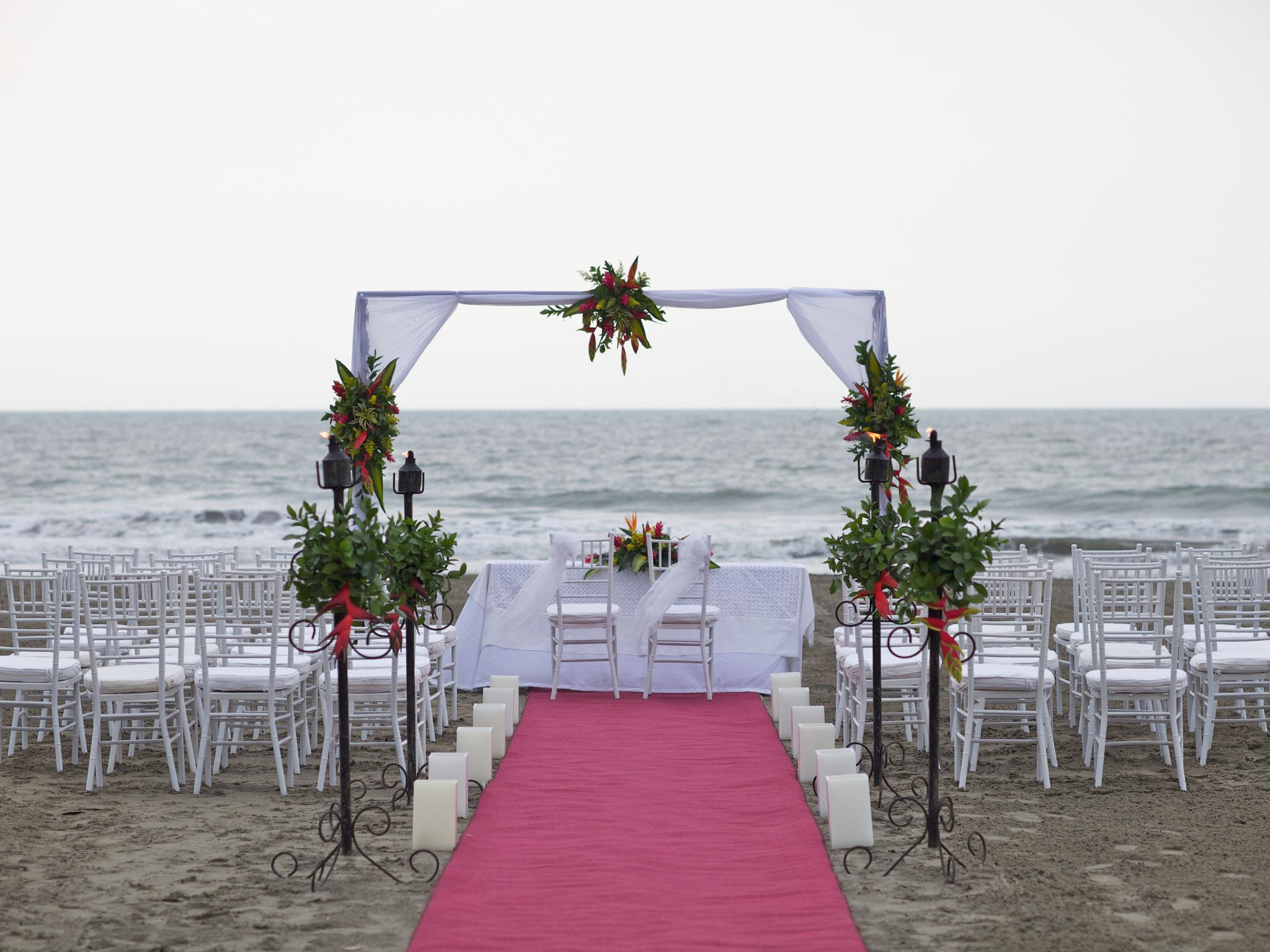Hotel Las Americas Casa De Playa Cartagena Εξωτερικό φωτογραφία A beach wedding in Acapulco, Mexico