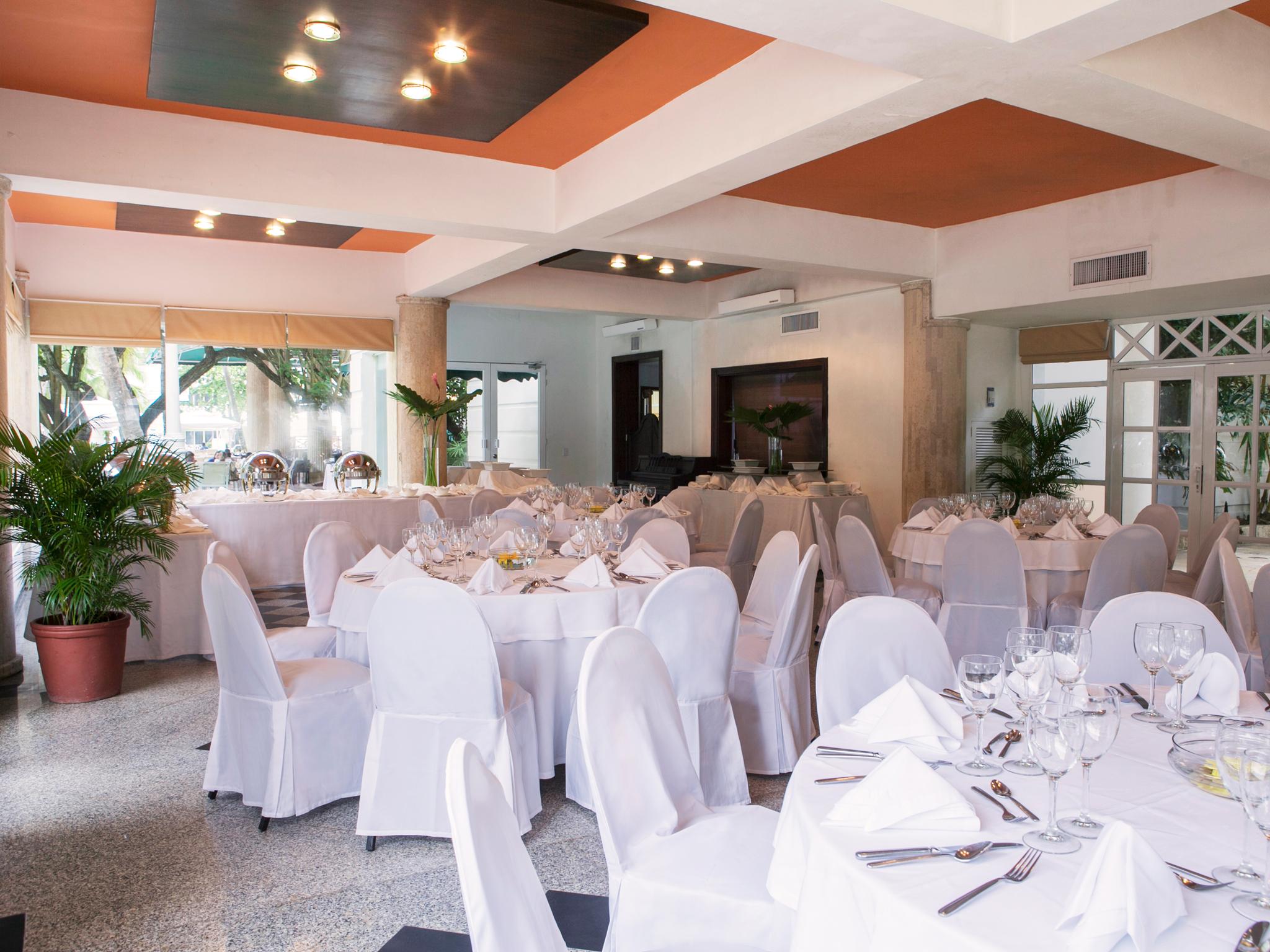 Hotel Las Americas Casa De Playa Cartagena Εξωτερικό φωτογραφία A restaurant in the resort