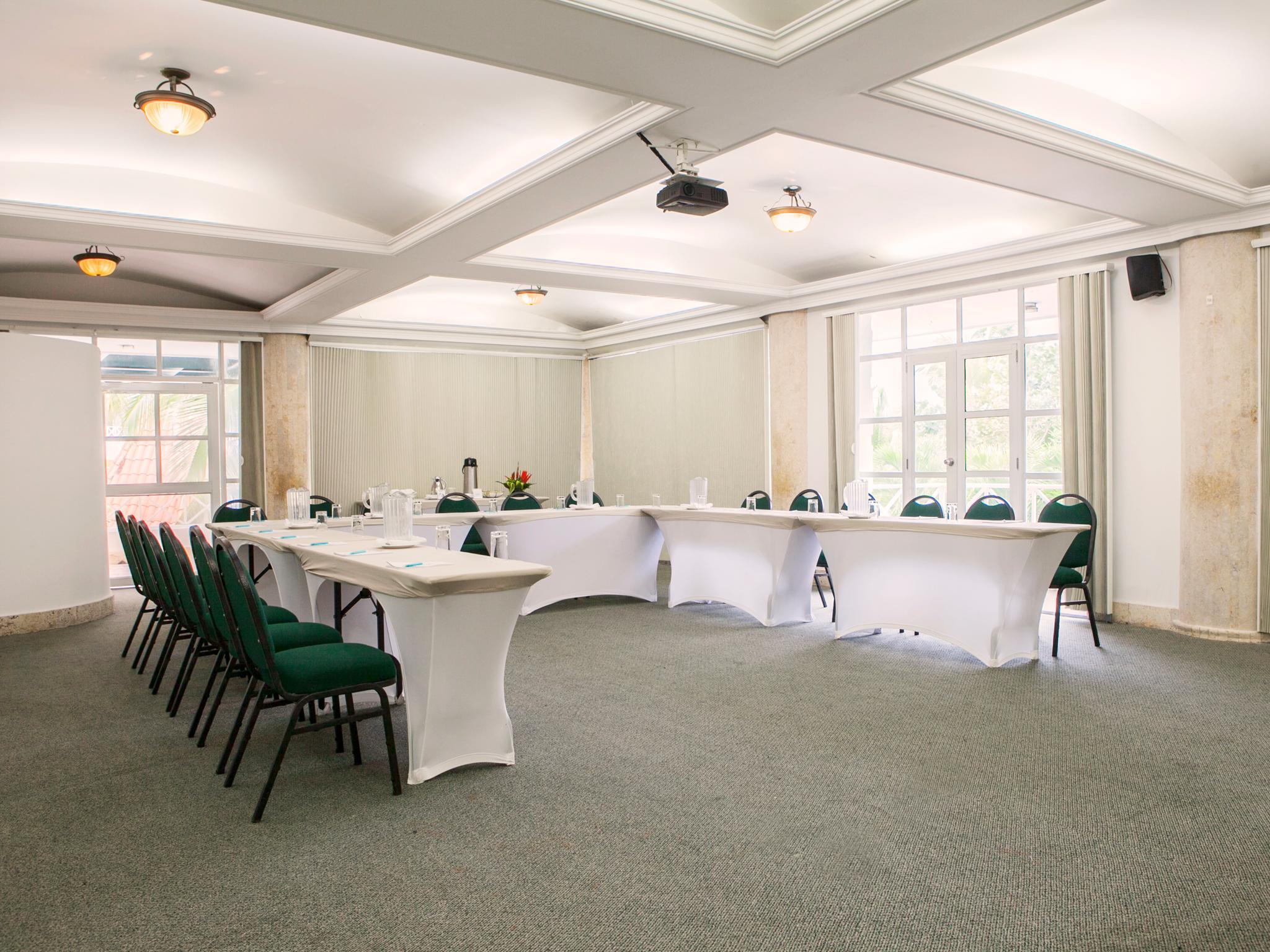 Hotel Las Americas Casa De Playa Cartagena Εξωτερικό φωτογραφία Meeting room