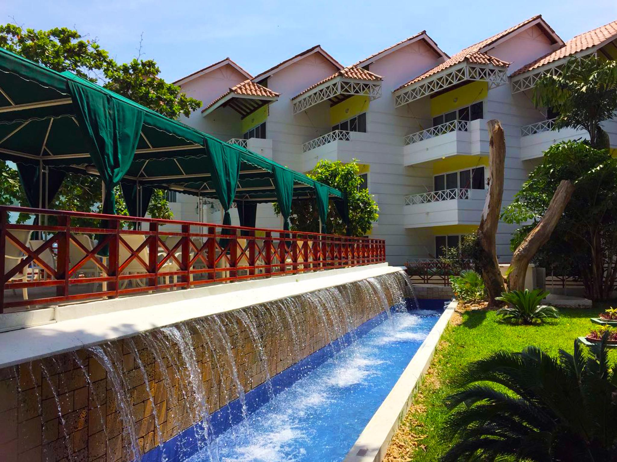 Hotel Las Americas Casa De Playa Cartagena Εξωτερικό φωτογραφία The resort's pool
