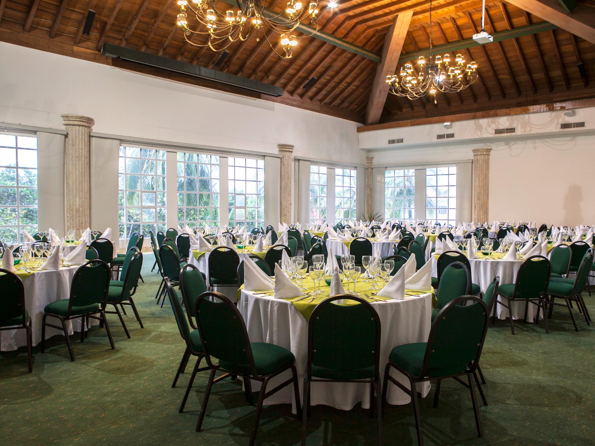 Hotel Las Americas Casa De Playa Cartagena Εξωτερικό φωτογραφία The interior of the clubhouse