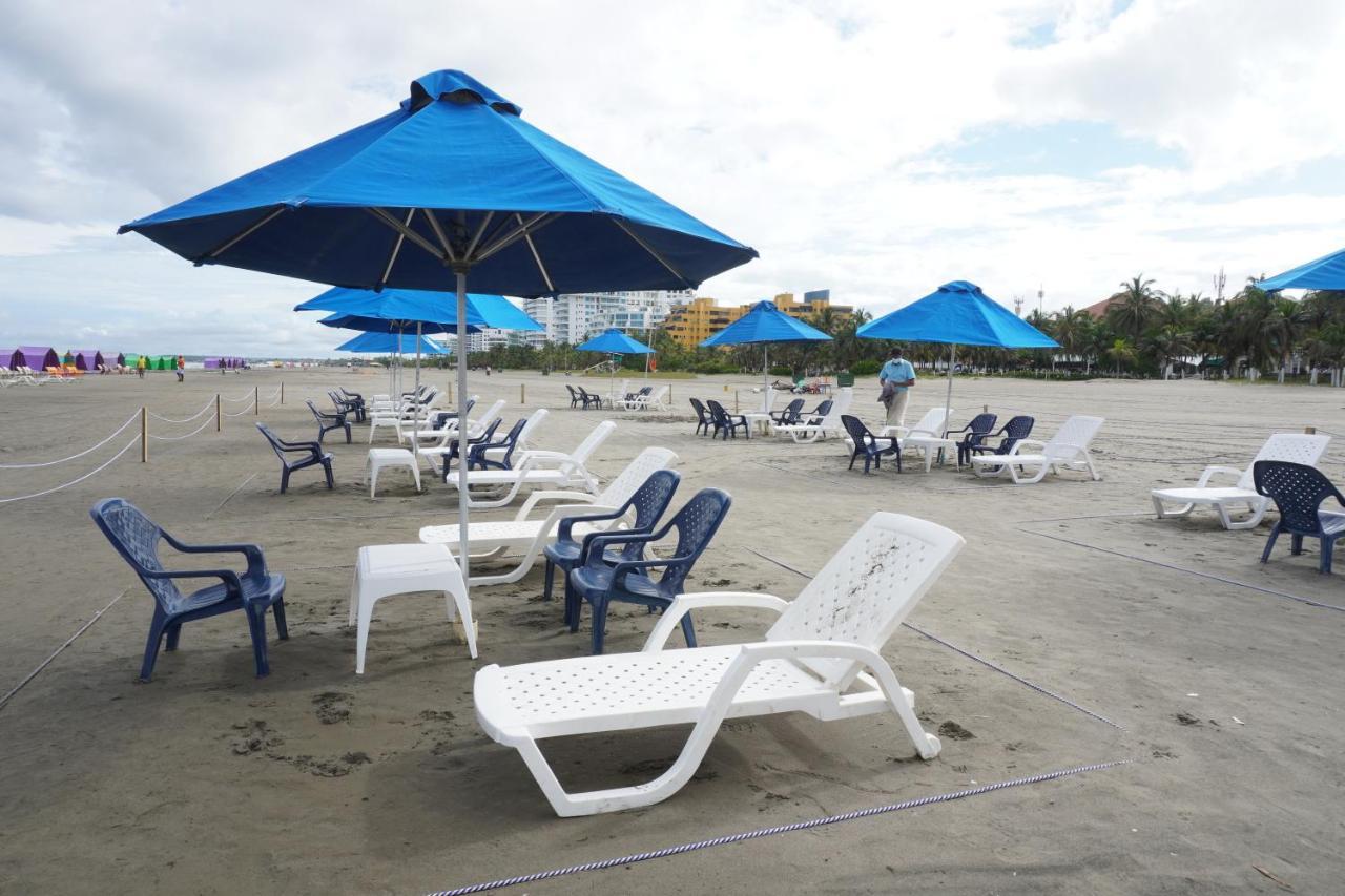 Hotel Las Americas Casa De Playa Cartagena Εξωτερικό φωτογραφία Beach chairs and umbrellas at South Beach, Miami